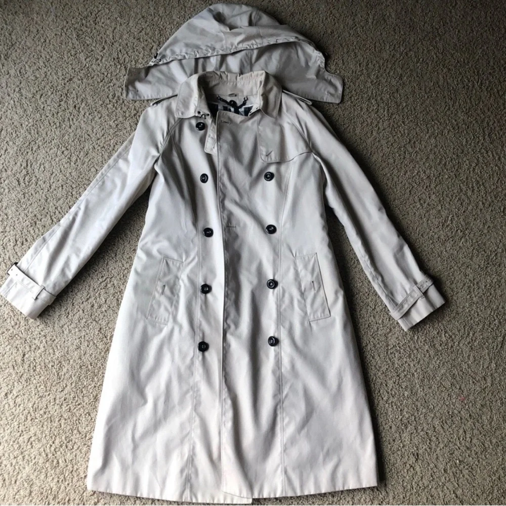 Burberry Classic Women's Double-Breasted Trench Coat - Cream. Size 10 - Picture 1 of 16